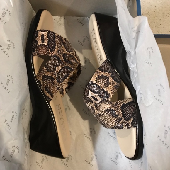 NEW Italian Shoemakers Women's Snakeskin Wedge Sandals Slip On Size 6 Beige - Picture 2 of 8
